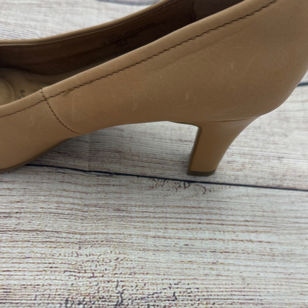 Sofft Women's Tan Heels - Picture 5 of 8